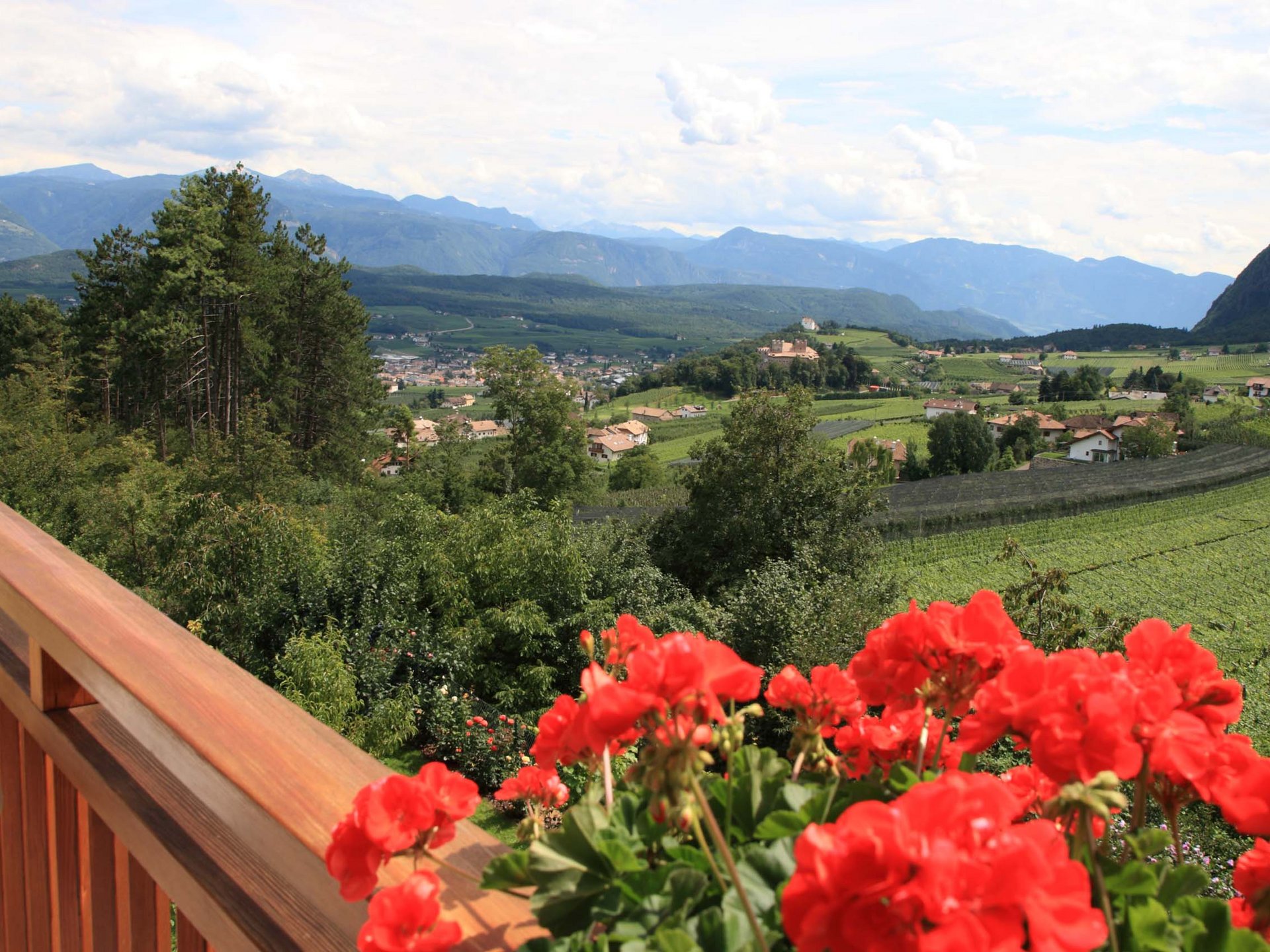 Camere e appartamenti per la vostra vacanza ad Appiano, Alto Adige Camere e appartamenti per la vostra vacanza ad Appiano, Alto Adige